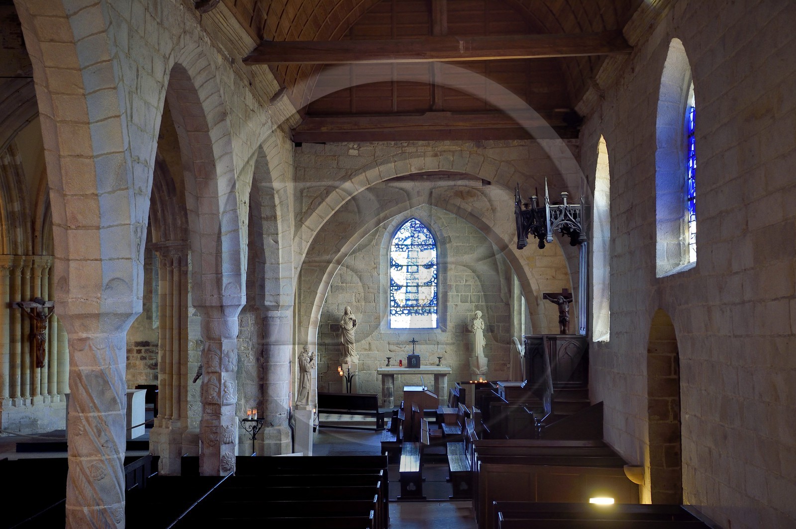 France, Seine-Maritime (76), Côte d'Albatre, Pays de Caux, l'église Saint-Valery de Varengeville-sur-Mer, pilier-colonne polygonal décoré de sculptures représentant une coquille Saint-Jacques et le vitrail l'Arbre de Jessé de Georges Braque en arrière plan