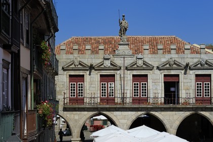 Portugal, région du Minho, Guimaraes, ville classée Patrimoine Mondial de l' UNESCO, ancien Hotel de Ville sur la place Largo da Oliveira