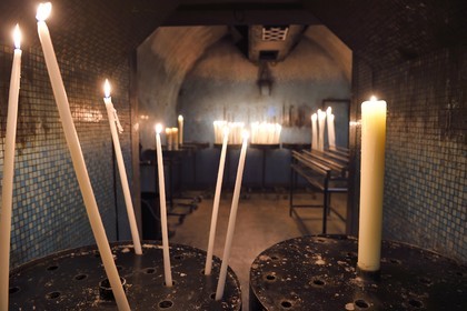 France, Bouches-du-Rhône (13), Marseille, basilique Notre-Dame de la Garde, les fidèles brulent des cierges et des bougies à l'entrée de la crypte