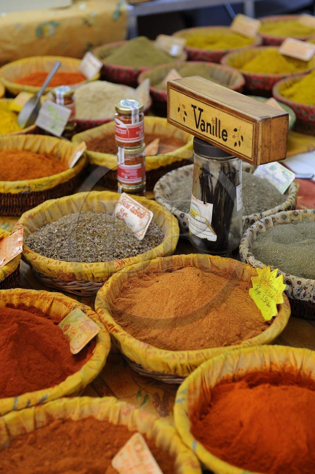 France, Bouches-du-Rhône (13), Aix-en-Provence, marché place de l'Hôtel de ville, étal aux épices