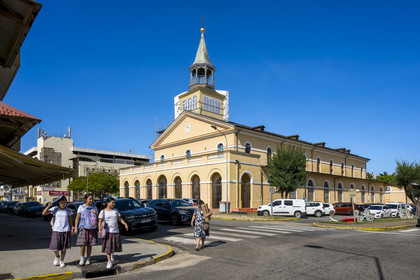 France, Guyane, Cayenne, cathédrale Saint-Sauveur dans la vieille ville, sortie d'école pour trois écolières en uniforme