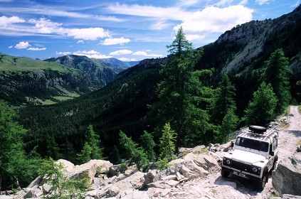 France, Alpes-Maritimes (06), parc national du Mercantour, Vallée des Merveilles vers Fontanalbe, Land Rover des gardes du parc sur une piste escarpée