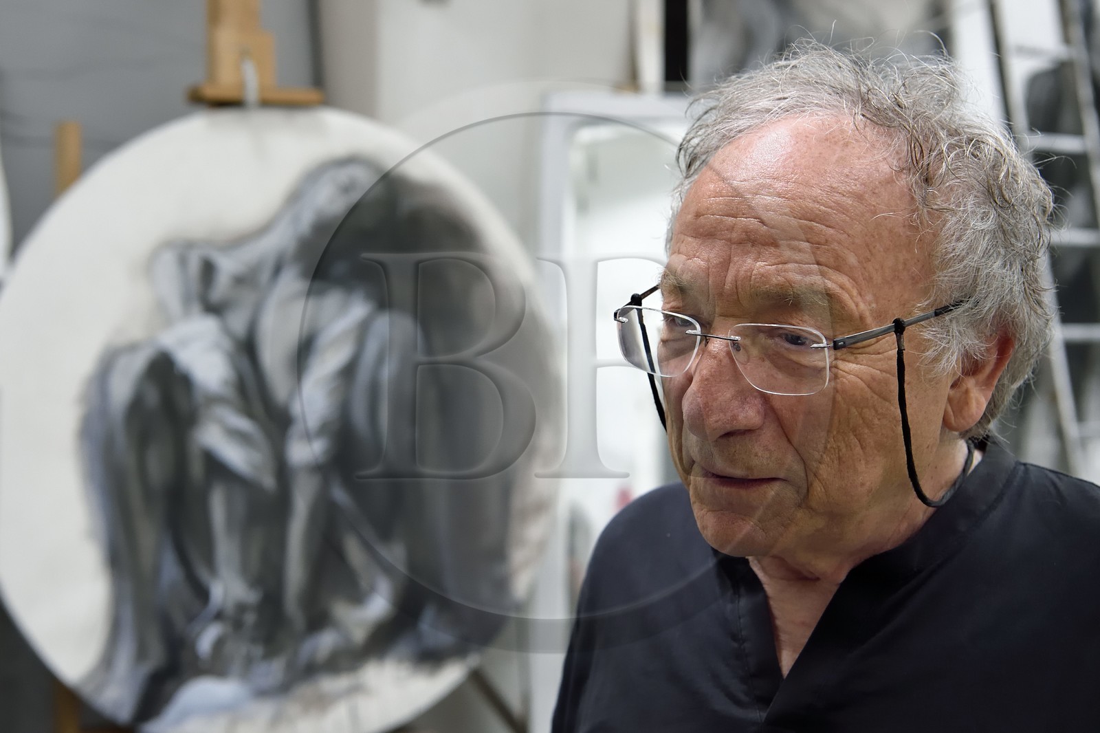France, Ivry-sur-Seine (94), l'artiste plasticien Ernest Pignon-Ernest dans son atelier