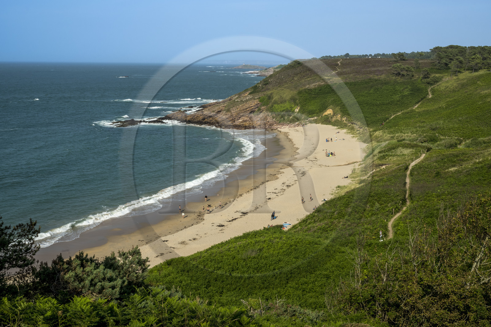 France, Côtes d'Armor (22), Grand Site de France Cap d'Erquy – Cap Fréhel, Erquy, plage du Portuais et la chapelle Saint-Michel en arrière plan