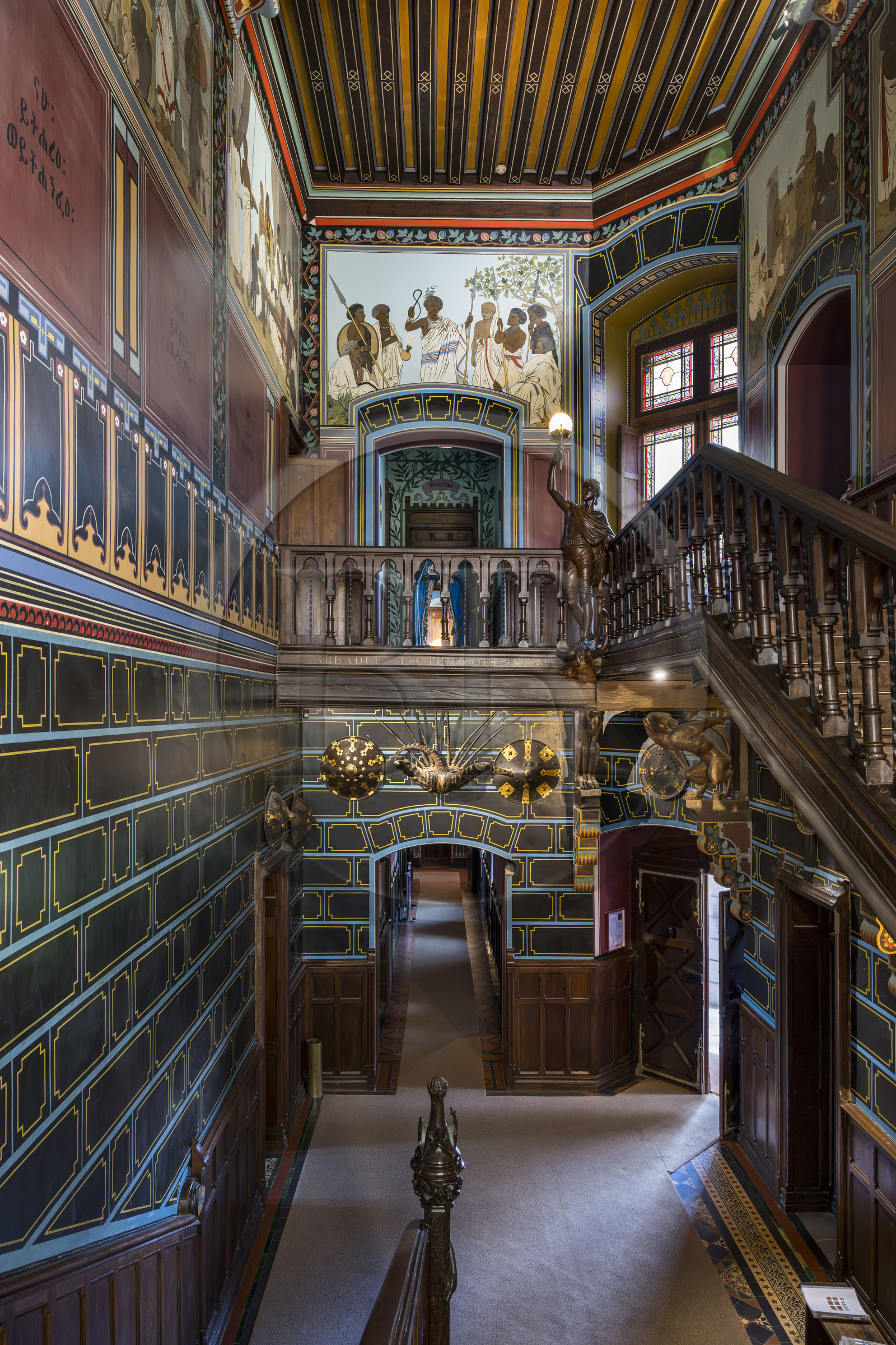 France, Pyrénées-Atlantiques (64), la côte du Pays-Basque, Hendaye, chateau d'Abbadia construit en 1870 par Eugène Viollet-le-Duc pour Antoine d'Abbadie d'Arrast, le vestibule avec ses peintures éthiopiennes et le grand escalier, statue porte-torchère représentant Abdullah ancien esclave ethiopien affranchi et mort sous la commune de Paris