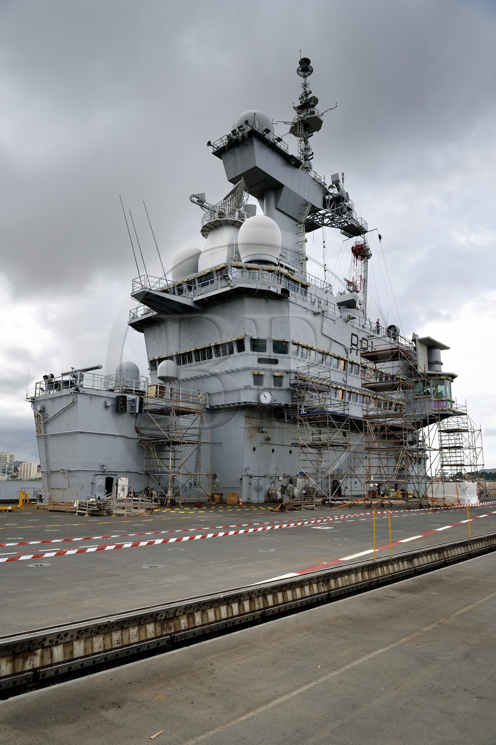France, Var (83), Toulon, la base navale (Arsenal), le porte-avions à propulsion nucléaire Charles de Gaulle en rénovation de mi-vie, le pont d'envol et l'ilot central