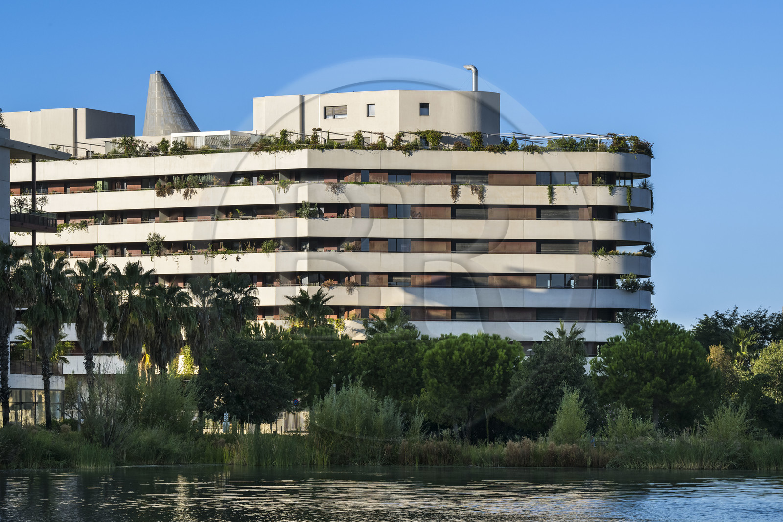 France, Hérault (34), Montpellier,  quartier de Port Marianne, immeuble d'habitation autour du  Bassin Jacques Coeur