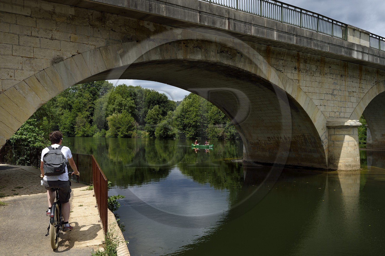 France, Dordogne (24), Périgord Blanc, Neuvic, la Véloroute Voie verte qui longe la rivière L'Isle, passage sous le pont vers Les Vaureix