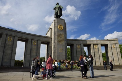 Allemagne, Berlin, quartier de Tiergaten, mémorial soviétique dédié aux 81 116 combattants de l'Armée rouge tombés durant la bataille de Berlin en avril-mai 1945, célébration annuelle de la capitulation nazie le 9 mai 1945 pour les russes