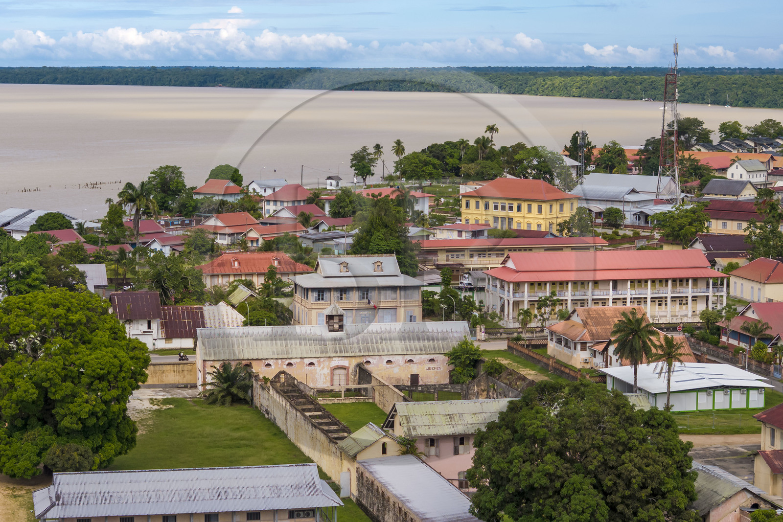France, Guyane, Saint-Laurent-du-Maroni, bagne ou Camp de la Transportation, en bordure du fleuve Maroni, l'avenue du Lieutenant-Colonel Chandon sur laquelle se trouve notamment le Palais de justice et la mairie en arrière plan (vue aérienne)