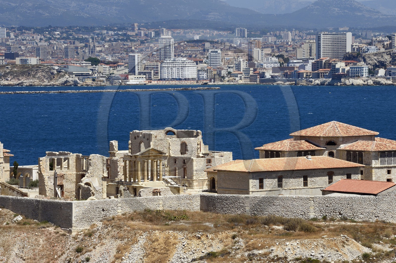 France, Bouches-du-Rhône (13), Marseille, Parc National des Calanques, Archipel des Iles du Frioul, Ile Ratonneau, ruines de l'hopital Caroline et la ville de Marseille en arrière plan