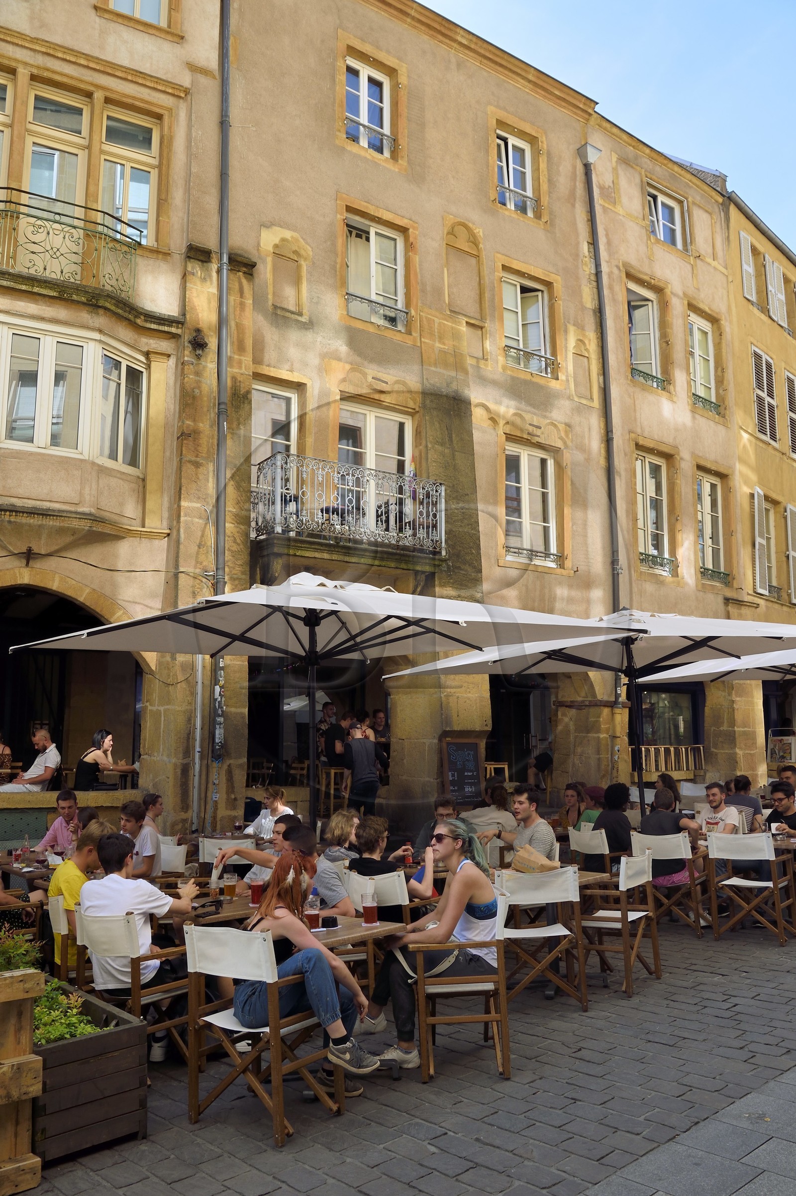 France, Moselle (57), Metz, maisons médiévales à arcades de la place Saint-Louis devnue rue du Change