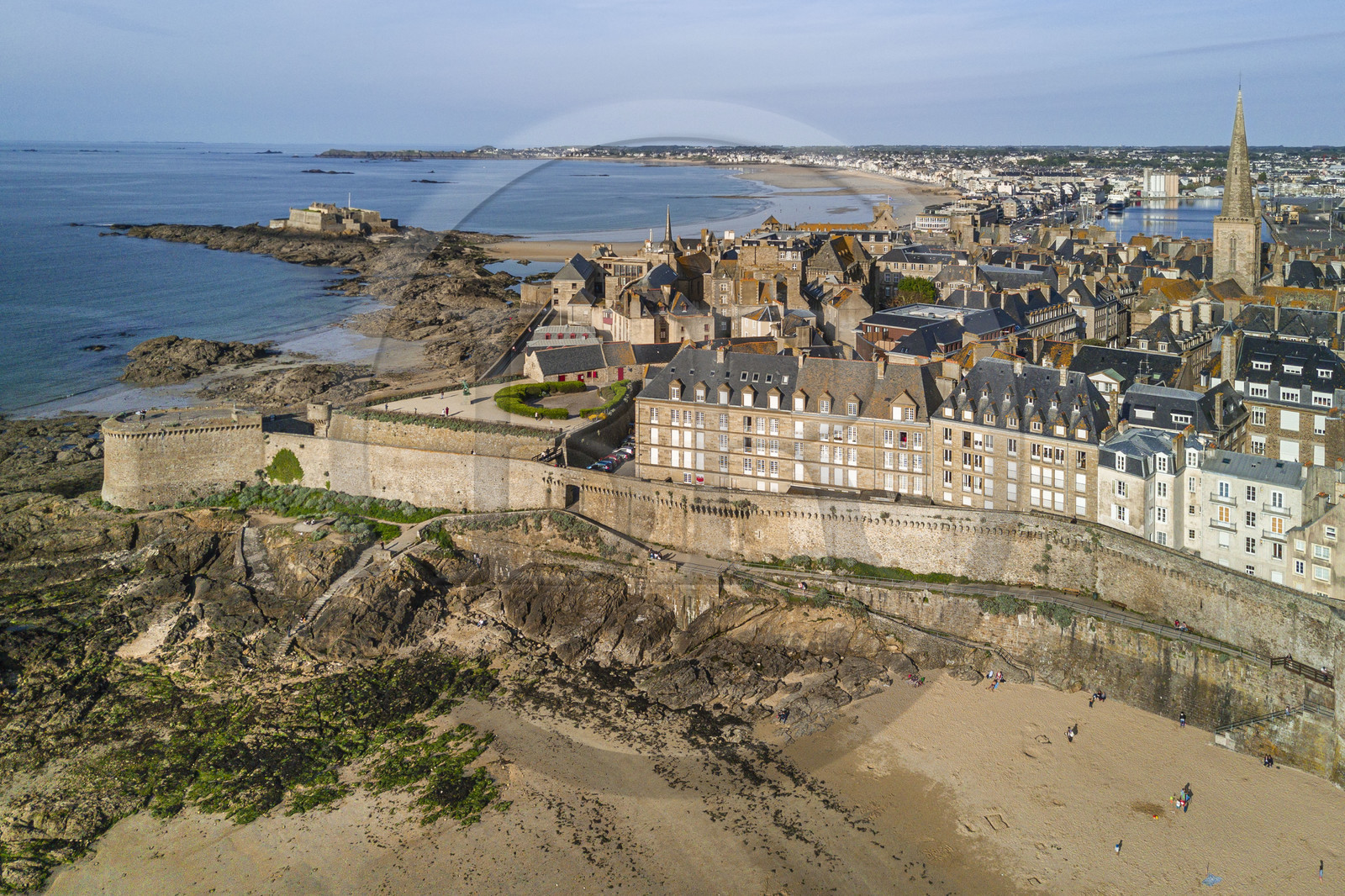France, Ille-et-Vilaine (35), Côte d'Emeraude, Saint-Malo, la ville fortifiée avec la Tour Bidouane à gauche et la plage du Bon Secours au premier plan (vue aérienne)