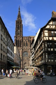 France, Bas-Rhin (67), Strasbourg, la cathédrale Notre-Dame et le rue Mercière