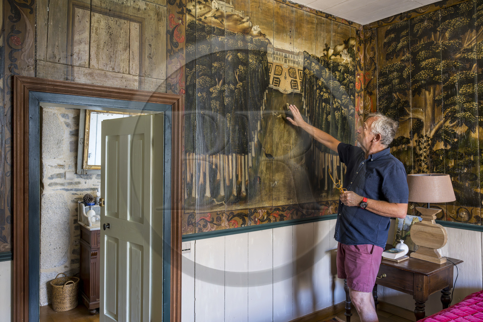 France, Finistère (29), Roscoff, maison d'armateur dite de la Porte Noire construite à la fin XVIème siècle par les frères James et appartenant aujourd'hui à Christian Kulig, chambre du maître avec peintures murales sur cloisons de bois représentant Roscoff au XVIIIème siècle