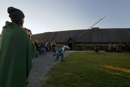 Norvège, Nordland, Iles Lofoten, Vestvagoy, musée viking de Borg sur l'ile de Vestvagoy, reconstruction d'une maison ancienne longue de 83 m, jeux viking et lancer de javelot