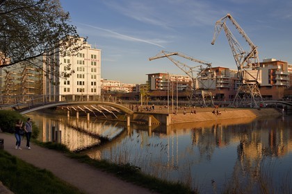 France, Bas-Rhin (67), aménagement du port du Rhin et reconversion du môle du Bassin d’Austerlitz, le Centre commercial Rivetoile et la médiathèque André Malraux