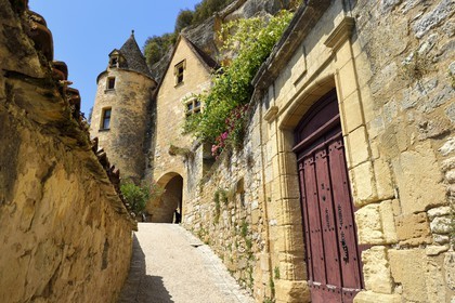 France, Dordogne (24), Périgord Noir, vallée de la Dordogne, La Roque-Gageac, labellisé Les Plus Beaux Villages de France, le manoir de Tarde en arrière plan