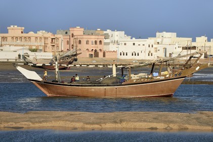 Sultanat d'Oman, gouvernorat de Ash Sharqiyah, ville et port de Sour, le vieux quartier de pêcheurs de Al Ayjah, pecheurs sortant du port sur leur boutre