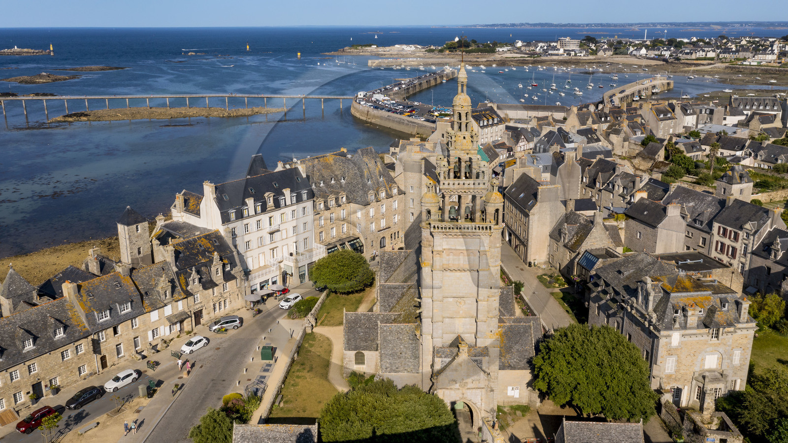 France, Finistère (29), Roscoff, anciennes maisons d'armateurs situées entre la rue Amiral Reveillere et la grève, à droite l’église Notre-Dame de Croaz Batz et le port en arrière plan (vue aérienne)