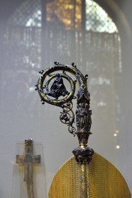 France, Bas-Rhin (67), Strasbourg, vieille ville classée au Patrimoine Mondial de l'UNESCO, la cathédrale Notre-Dame, la galerie du Chevet transformée en lieu d'exposition destiné à la liturgie, crosse d'évêque du XIXème siècle