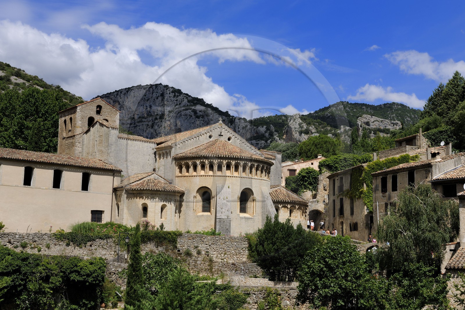 France, Hérault (34), village médiéval de Saint-Guilhem-le-Désert, étape du pélerinage de Saint-Jacques-de-Compostelle, labellisé Les Plus Beaux Villages de France, abbaye de Gellone du XIe siècle classée Patrimoine Mondial de l'UNESCO, chevet de l'église