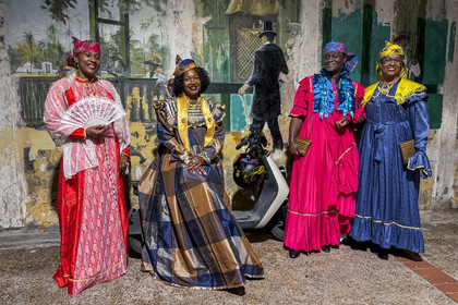 France, Guyane, Cayenne, hôtel restaurant Les Palmistes, guyanaises en costumes traditionnels touloulou lors d'une soirée de gala