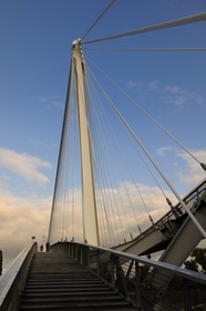 France, Bas-Rhin (67), Strasbourg, la Passerelle Mimram sur le Rhin et le Jardin des Deux Rives du côté français