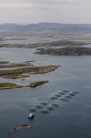 Royaume-Uni, Ecosse, Hébrides extérieures, Ile de North Uist, pisciculture en mer vers Hermetray (vue aérienne)