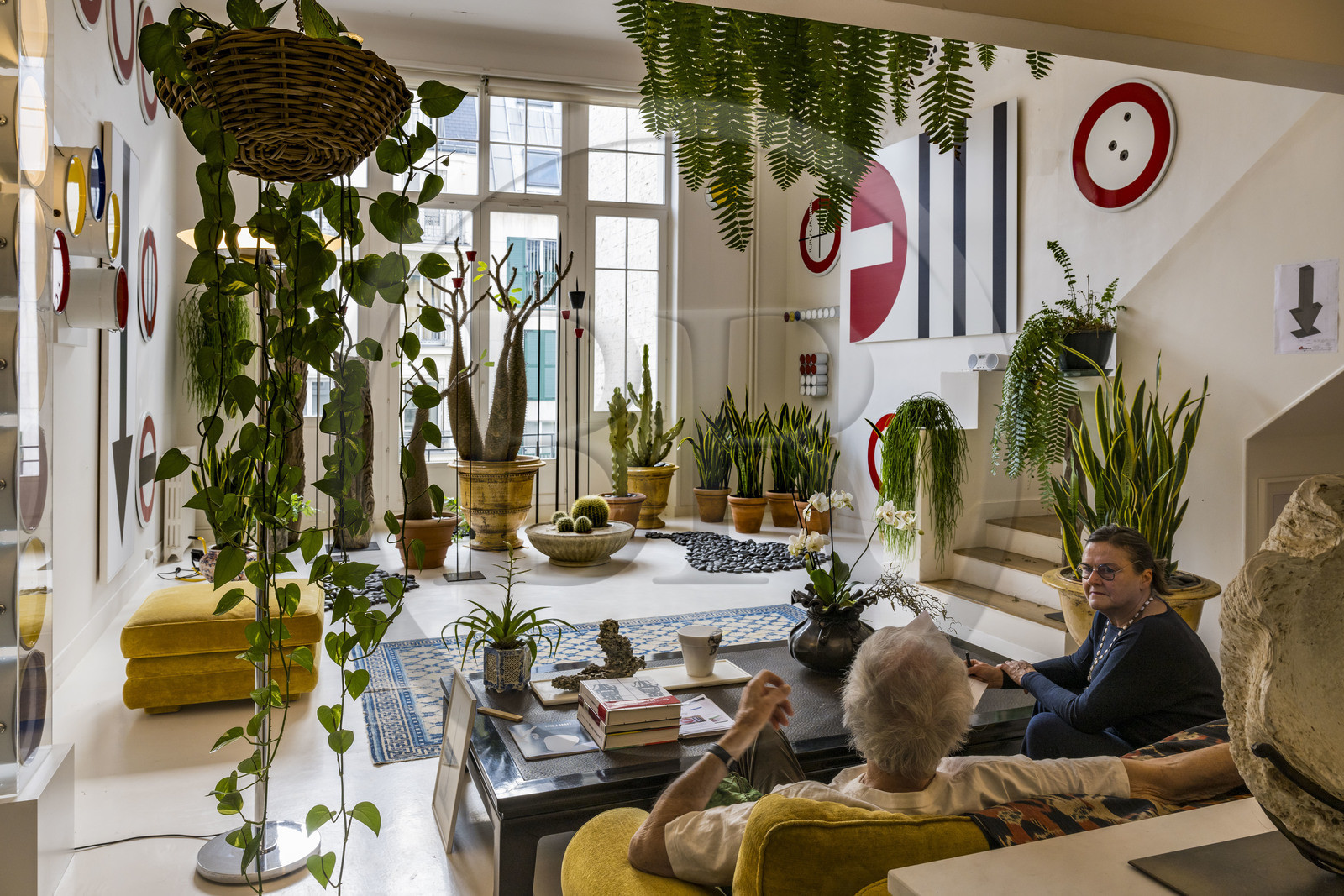France, Paris (75), l'artiste plasticien Jean-Pierre Raynaud dans son appartement atelier