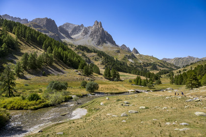 France, Hautes Alpes (05), le Briançonnais, Névache, vallée de la Clarée, la rivière La Clarée au pont du Moutet, le massif des Cerces et les pointes de la Main de Crépin (2942m) en arrière-plan
