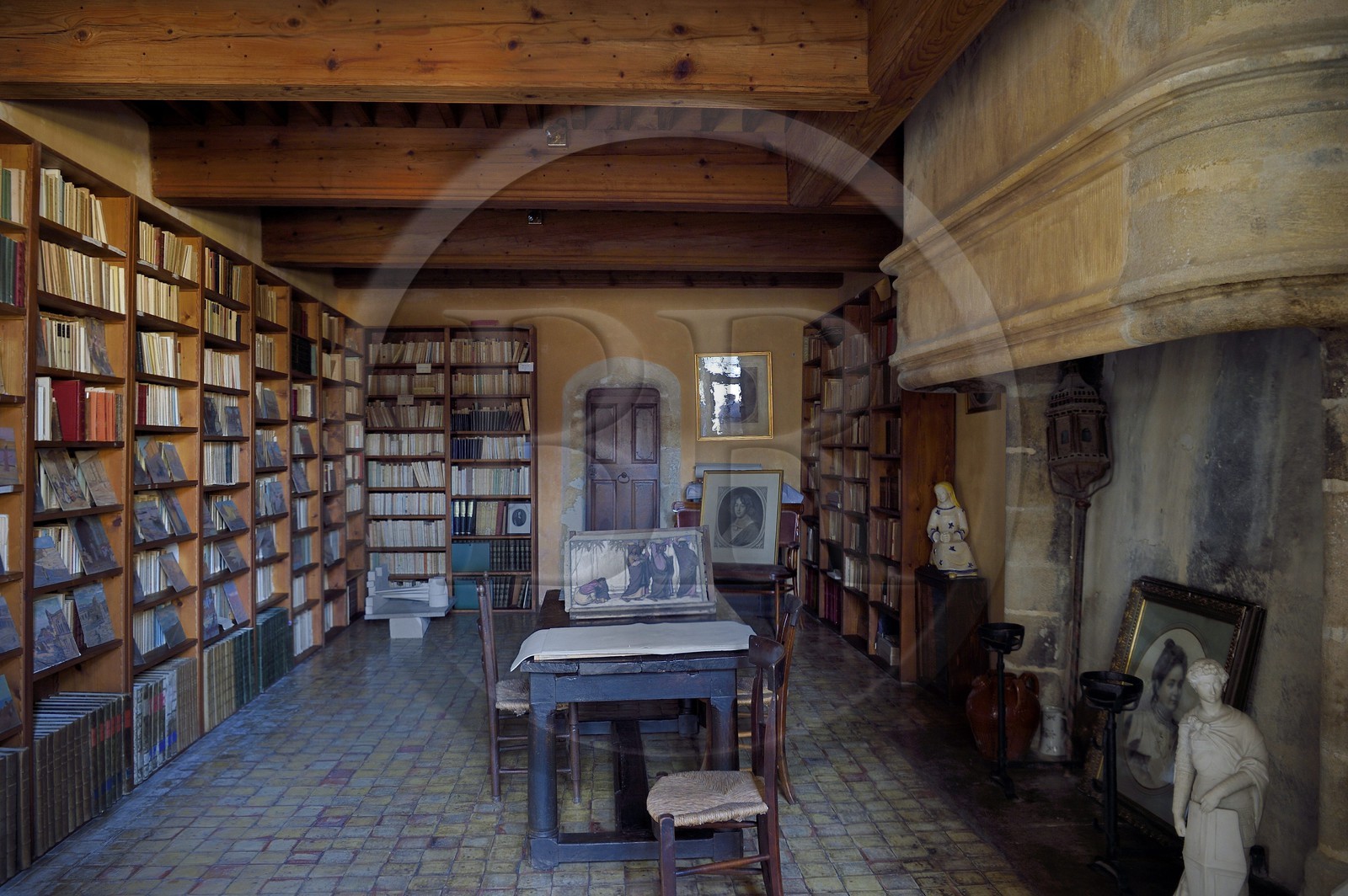 France, Vaucluse (84), Parc Naturel Regional du Luberon, Lourmarin, labellisé Les Plus Beaux Villages de France, le chateau des XVè et XVIè siècles Renaissance, grande cheminée et bibliothèque