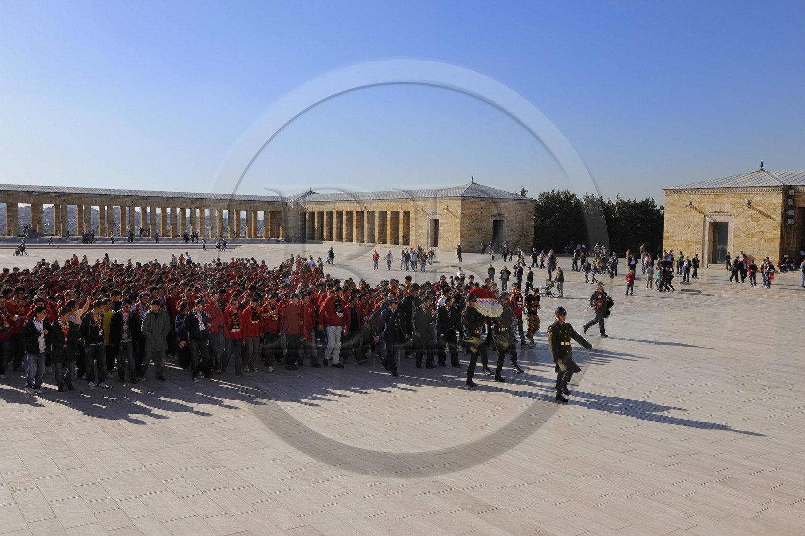Turquie, Anatolie centrale, Ankara, soldats déposant une gerbe pour les supporters du club de football du Galatasaray au mausolée d'Atatürk