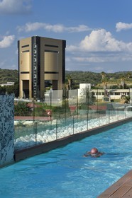 Namibie, région de Khomas, Windhoek, la piscine sur la terrasse de l'hotel Hilton et le Independence Memorial Museum construit par la Corée du Nord en arrière plan