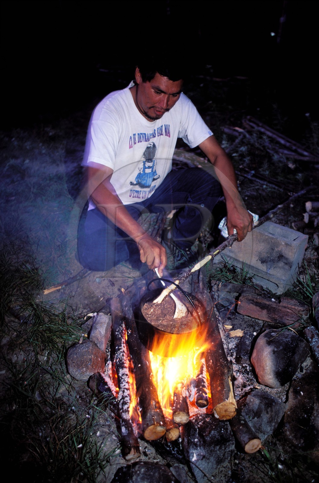 Canada, province de Québec, Réserve faunique de la Vérendrye, préparation d' un ragout d' orignal par un autochtone algonquin