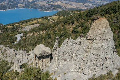 France, Hautes Alpes (05), Le Sauze-du-Lac, les Demoiselles Coiffées de Pontis au dessus du lac de Serre-Ponçon (vue aérienne)