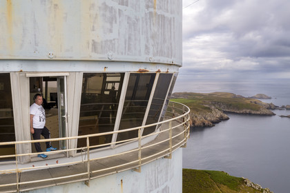 France, Finistère (29), Mer d'Iroise, Ile d'Ouessant, tour radar du Stiff de l'architecte Jean Prouvé (1982) qui surveille le rail de circulation maritime dans la Manche pour le Cross Corsen, Patrick Cornic, technicien du CROSS en poste depuis 2014 (vue aérienne)