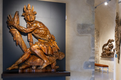 France, Finistère (29), Brest, le musée national de la Marine dans le château, salle consacrée à la décoration navale, statues en bois, Indien d'Amérique, décor de poupe d'un batiment de marine non identifié, haut-relief XVIIIème siècle