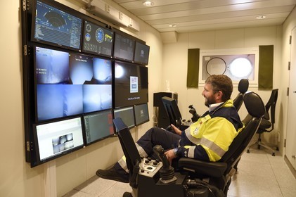 Norvège, comté d'Ostfold, Halden, navire cablier Nexans Aurora, Magnus Bochman dans le centre de commande à distance du ROV (Remotely Operated Vehicle) robot sous-marin qui permet de mettre en place des solutions complètes pour la protection des cables comme le creusement de tranchées