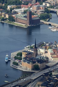 Suède, Stockholm, ile de Gamla Stan (vieille ville), île des Chevaliers (Riddarholmen) avec l'église de Riddarholmen (Riddarholmskyrkan) en premier plan et l'hôtel de ville de Stockholm (Stadshuset) en arrière plan (vue aérienne)