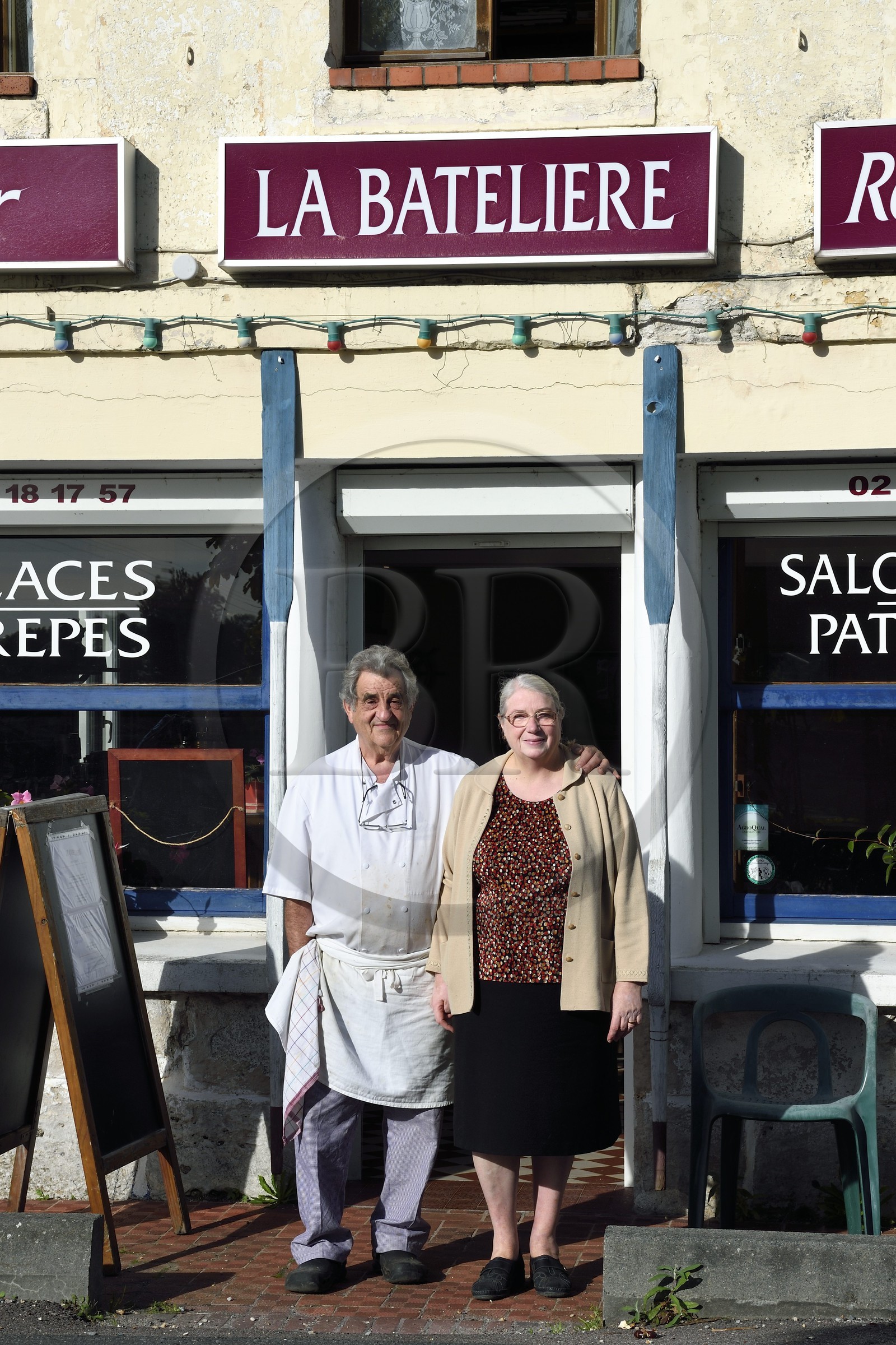 France, Eure (27), le village de Bas-Caumont dans les boucles de la Seine, le Bar-Restaurant La Batelière de Brigitte et Raymond Godebout sur la veloroute du Val de Seine