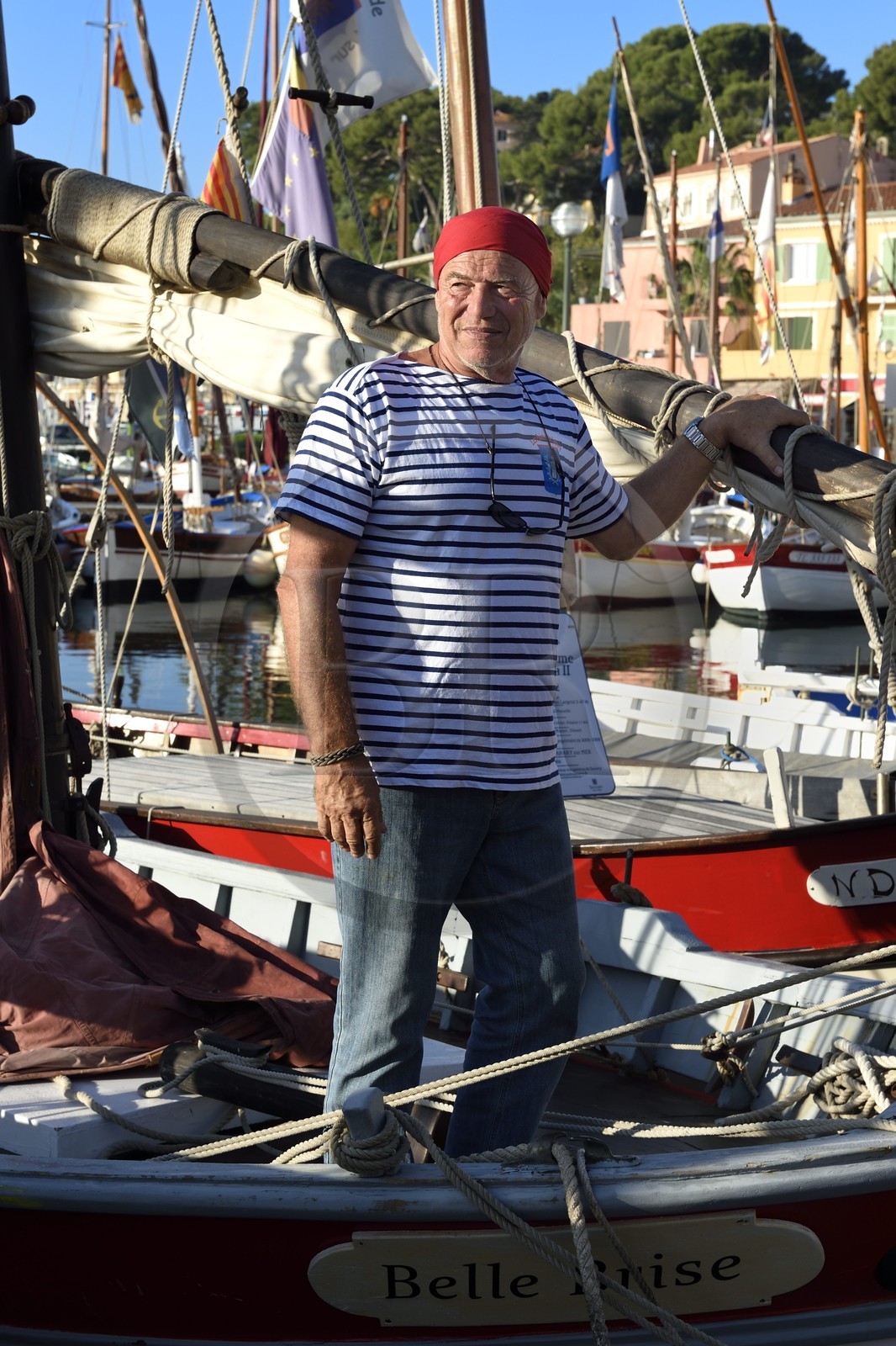 France, Var (83), Sanary-sur-Mer, barques traditionnelles de peche appelées pointus sur le port, Christian Bénet qui est président de l'association des pointus de Sanary