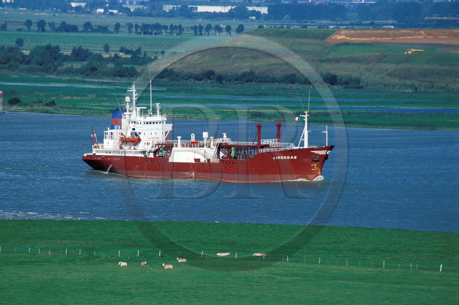 France, Eure (27), le Marais-Vernier, un cargo remontant la Seine