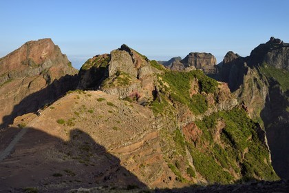 Portugal, Ile de Madère, randonneurs sur le sentier du Vereda do Areeiro entre les monts Pico Ruivo (1862m) et Pico Arieiro (1817m), vue depuis le Pico Arieiro sur la chaine de montagnes centrale et le belvédère de Ninho da Manta (nid de buse) en arrière plan