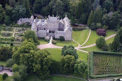 Royaume-Uni, Ecosse, Highland, chateau de Cawdor construit à la fin du XIVème siècle entouré de jardins (vue aérienne)