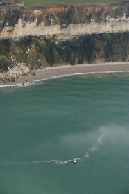 France, Seine-Maritime (76), voilier le long des falaises au nord du Havre (vue aérienne)
