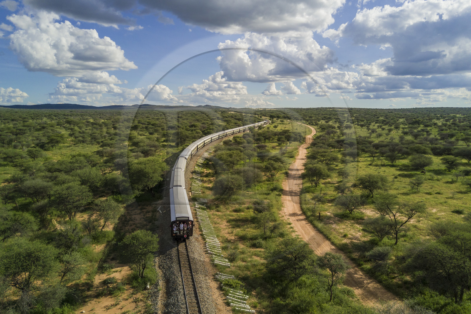 Namibie, région de Otjozondjupa, le train Shongololo express traversant le bush namibien vers Kalkfeld (vue aérienne)