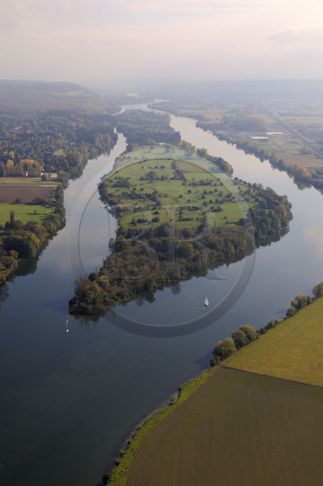 France, Eure (27), la Seine en aval de Vernon vers Notre-Dame-de-l'Isle, petit voilier naviguant devant l'ile Emient (vue aérienne)