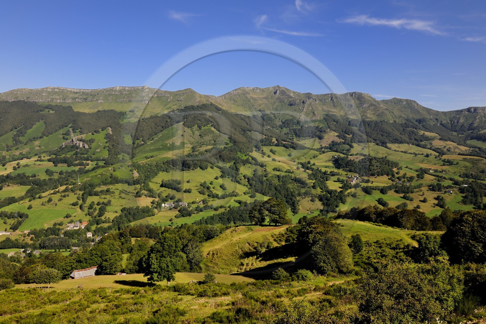 France, Cantal (15), monts du Cantal, Parc Naturel Régional des Volcans d' Auvergne, la vallée de la Jordanne vers Mandaille-Saint-Julien