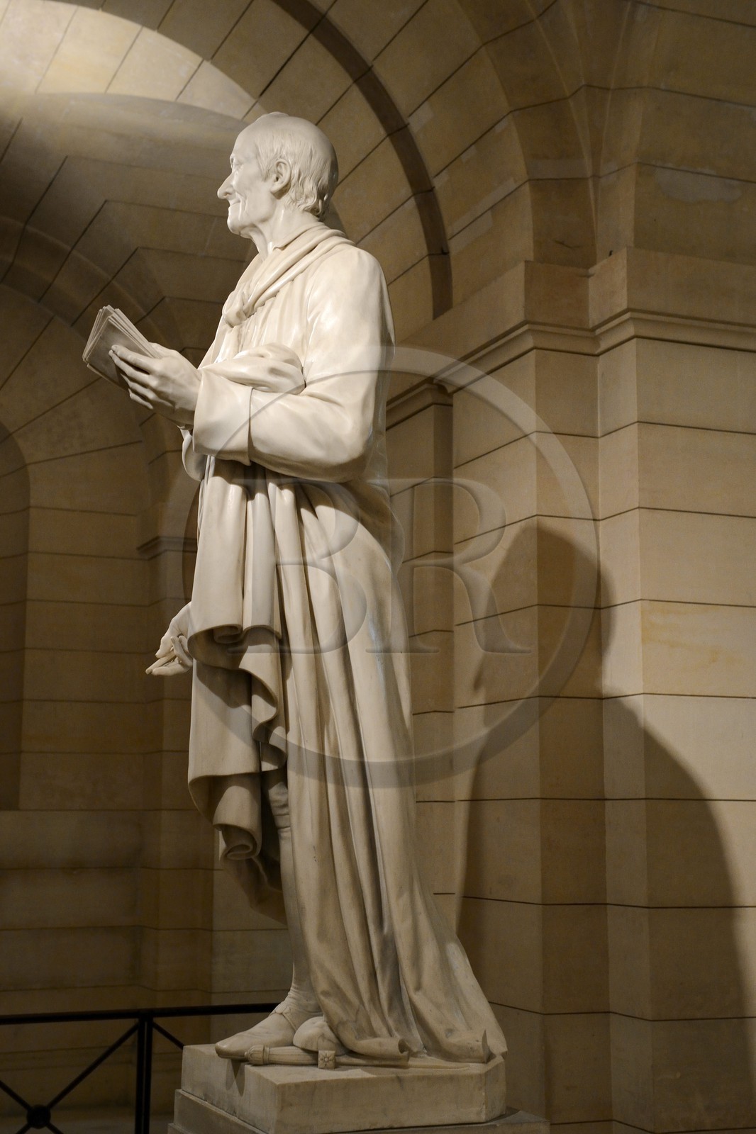 France, Paris (75), le Panthéon, la crypte, statue en pied de Voltaire par Houdon devant son tombeau
